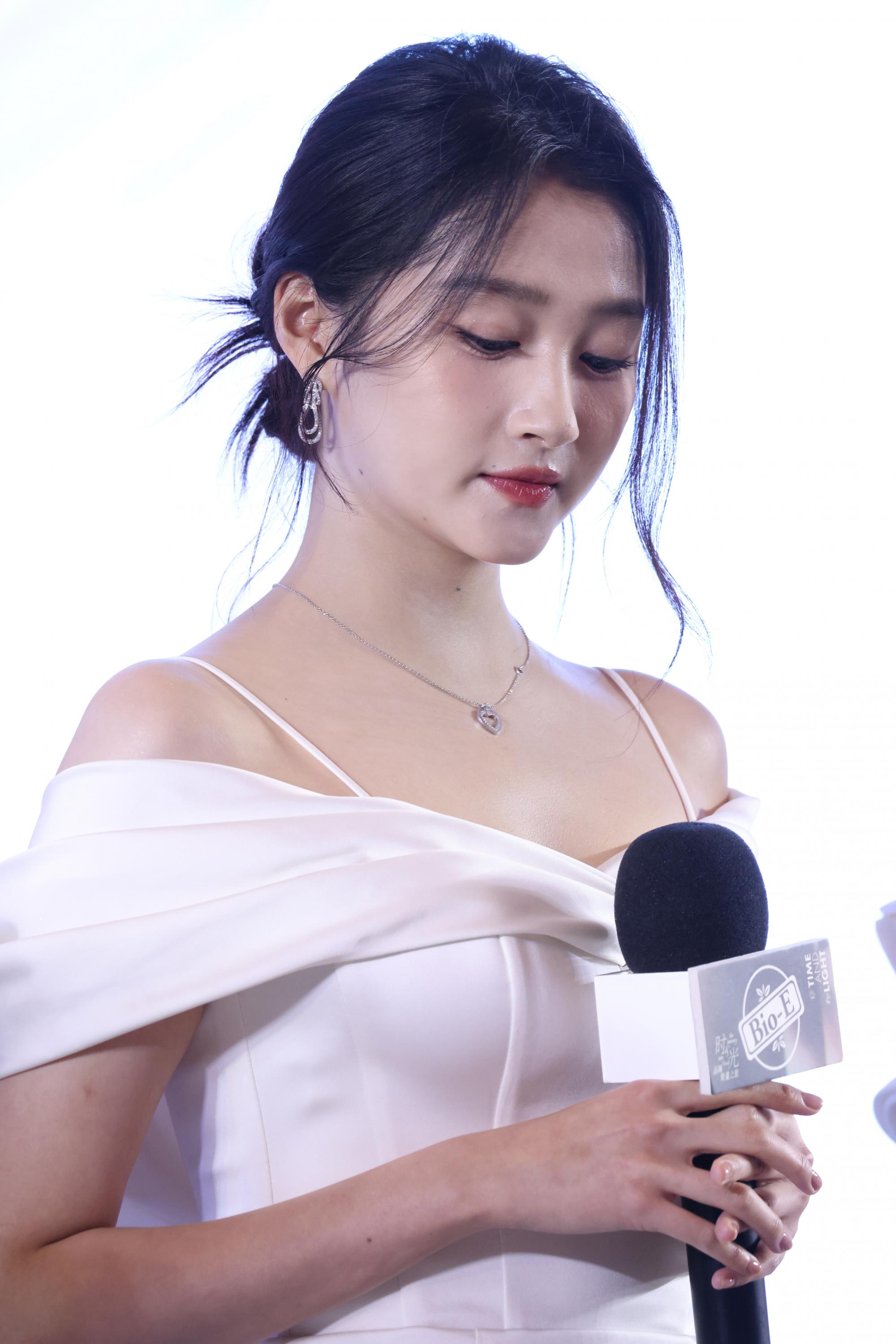 关晓彤现场漏香肩迷人生图照[12]